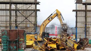Blick aus der Werkhalle in Richtung Scheffelstraße: Der Bagger sortiert den Metallschrott.