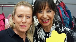 Viel Platz für Gewinnernamen: Helga Fassl (r.) vom gleichnamigen Kosmetikstudio und Mitarbeiterin Nadine Paderi mit den neuen Glückssternen.