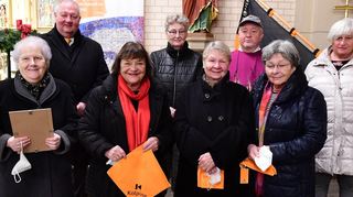 Die anwesenden Neumitglieder und Geehrten (v. l.): Gisela Bartonek, Vorsitzender Gerhard Zirnstein, Gabriele Jordan, Ursula Jennewein, Maria Herschlein, Pfarrer und Neumitglied Erwin Bertsch, Gabriele Berger sowie Christa Horr.