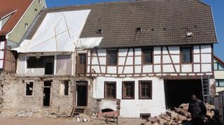 Das mittlerweile entkernte historische Gasthaus „Zum Engel“ wird in ein Wohn- und Geschäftshaus umgewandelt. Die Fachwerk-fassade der Gebäuderückseite hebt den historischen Charakter des Gebäudes hervor.