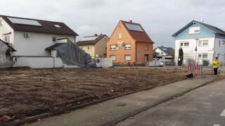 Der ursprüngliche Gebäudebestand in der Speyerer Straße 39 ist bereits abgeräumt. Der entstandene Freiraum soll mit einer Reihenhausgruppe bebaut werden, soweit die kommunalen Einwände ausgeräumt werden können.