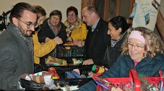 Christian Soeder (v. l.), Miriam Walkowiak, Dagmar Engelhardt, Renate Hettwer, Daniel Born, Neza Yildirim, Jutta Menssen beim Herrichten der Spenden für die Tafel.