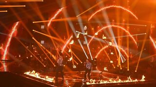 Großes Kino: Überall auf der Bühne züngeln die Flammen um Charlene und Florian Gallant – passend zu ihrem Song „Sex On Fire“ der US-Band „Kings of Leon“.