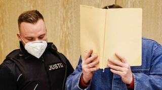 Der Angeklagte kommt in den Verhandlungssaal des Landgerichts. Ihm wird vorgeworfen, seinen Vater mit einer Bratpfanne umgebracht zu haben.
