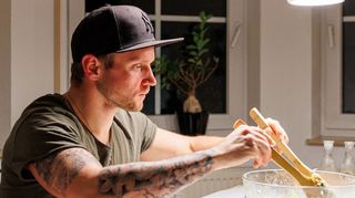 Dirk Oswald legt Wert auf gesundes Essen. Die Zutaten sind fast ausschließlich regional und biologisch. Viele davon liefert der Spargel- und Melonenhof Gieser.