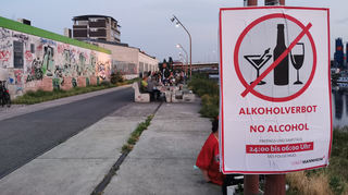 Schilder wie dieses zum Alkoholverbot im Jungbusch dürften bald auch an diversen Orten im Rhein-Neckar-Kreis auf das neue Verbot aufmerksam machen.