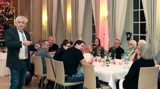 Wolfgang Schröck-Schmidt (l.) präsentiert den Gästen im Schlossrestaurant die hitorischen Menüs und erzählt die Geschichten dazu.