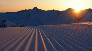 Für Skifahrer ein Traum: Frühmorgens die ersten Spuren auf der Piste zu ziehen. In Hochfügen im Zillertal gibt es dafür gesonderte Angebote.