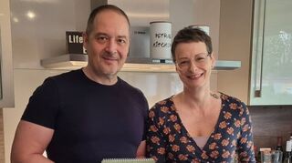 Petra und Thomas Soballa haben gemeinsam ein veganes Kochbuch geschrieben – mit Zutaten, die in jedem Supermarkt zu bekommen sind. Das Brot hat Petra Soballa kurz zuvor frisch gebacken.