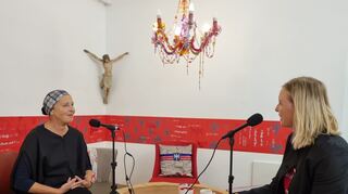 Hinten der Jesus, oben der bunte Luster: In der kleinen Lounge ihrer Boutique mit Atelier erzählt die Tiroler Adlerin Margret Schiestl (l.), wie ihre Kunstfigur entstand.