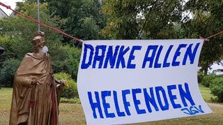 Bad Bodendorf dankt allen Helfenden – auch den Menschen in der Kurpfalz! Sogar Barbarossa hat sich in Montur geworfen – mit Maske und Utensilien, um nach der Flut aufzuräumen.