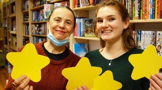 Was haben Glückssterne und gute Bücher gemeinsam? Es gibt beides bei Barbara Hennl-Goll (l.) und Mitarbeiterin Samira Kotterba in der Bücher Insel.