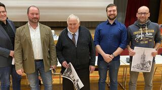 Bürgermeister Stefan Weisbrod (v. li.), Uwe Keim, Marcel Dörfer und Rolf Wirth gratulieren Philipp Bickle (Mitte), der nach 40 Jahren als Vorsitzender von der Versammlung einstimmig zum Ehrenvorsitzenden berufen wurde.