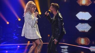 Charlene und Florian Gallant performen bei den „Sing Offs“ Tina Turners „The Best“.