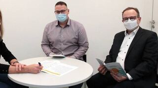 Gabriele Puma (v.l.) und Daniel Ernst mit Bürgermeister Jakob-Lichtenberg.