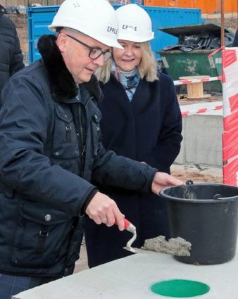 OB Pöltl und Sabine Scheltwort zementieren die Hülse ein.