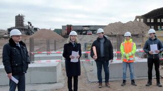 OB Dr. René Pöltl (v.l.), Sabine Scheltwort, Marcus Wiesendanger, Daniel Back, Matthias Ohlheiser, Patrick Körner und Bürgermeister Matthias Steffan in der Grube für den ersten Bauabschnitt.
