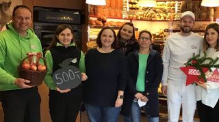 Rainer und Daniela Hoffmann, Louisa Ullrich, Rebecca Staender, Meike Kohl, Stephan Bauer, Stephanie Elischer sowie Jutta und Dietmar Bauer überreichen zweimal 500 Euro an den Förderverein der Schülerfreunde der Lußhardtschule.