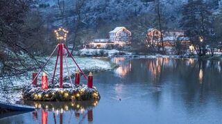 Stimmungsvoll: der schwimmende Adventskranz in Waldbreitbach. Das Weihnachtsdorf im Westerwald ist einen Besuch wert.