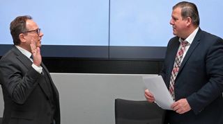 So wahr ihm Gott helfe: Bürgermeister Thomas Jakob-Lichtenberg (l.) wird von Oberbürgermeister Marcus Zeitler im Bürgersaal für seine zweite Amtszeit vereidigt.