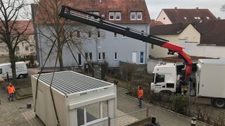 Am Mittwoch wurde im Rathausinnenhof das Raumsystem aufgestellt, in dem ab der Weihnachtswoche Melde- und Passamt untergebracht sind.