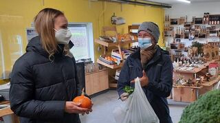 400-Meter-Sprinterin Hannah Mergenthaler kauft regelmäßig bei Sabrina Moras im Hofladen des Spargel- und Melonenhofs Gieser ein.