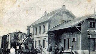 Der Brühler Bahnhof in seinen ersten Jahren. Mitte 1905 waren alle Bauarbeiten des Gebäudes abgeschlossen, doch 1969 wurden alle Teile des Bahnhofs dem Erdboden gleichgemacht.
