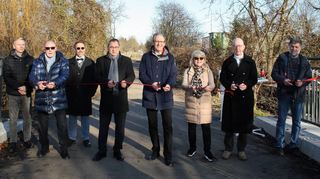 Das Band ist durchschnitten und die Brücke über den Leimbach als wichtige Verbindung zwischen Brühl und Ketsch eröffnet: Frank Jakob (v. l.), Roland Schnepf, Dirk Vehrenkamp, Jürgen Kappenstein, Dr. Ralf Göck, Heidi Sennwitz, Heino Völker und Günther Martin weihen das Bauwerk ein.