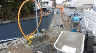 Die ausgehobenen Leitungsgräben werden, wie hier in der Lortzingstraße, meist schon am selben Tag wieder geschlossen.