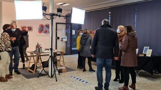 Kunst im Laden ins Szene gesetzt: Die Pop-up-Galerie von Nicole Fuchs (l.) war zu den Öffnungszeiten gut besucht. Mehr von ihr gibt es unter www.nic-kda.com.