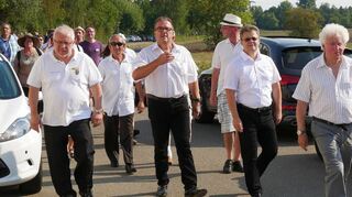 Gegenseitig an Traditionen teilnehmen, selbst wenn die Hitze zuschlägt: Bürgermeister Jürgen Kappenstein (v. r.) und sein Amtskollege Marc Goua aus Trélazé zusammen mit ASV-Vertretern bei der Abholung des Ketscher Fischerkönigs 2018. In dieser Funktion werden die beiden Bürgermeister künftig nicht mehr zusammenkommen können.