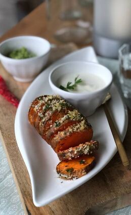 Ofen-Süßkartoffel nach Hasselback-Art mit gemahlenem Pfeffer, Petersilie und Panko oder Paniermehl.