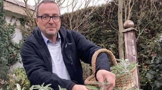 Auch Kräuter aus dem eigenen Garten kommen beim Räuchern zum Einsatz – etwa dieser Salbei.