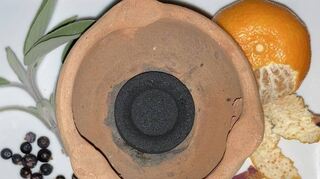 Neben Räuchertopf, Kohle und Weihrauch reichen zum Einstieg oft schon Aromen aus dem Küchenschrank.