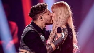Nach dem Auftritt mit ihrem eigenen Song „Above and Beyond“ küssen sich Florian und Charlene Gallant – es war ihr letzter Auftritt bei „The Voice of Germany“.