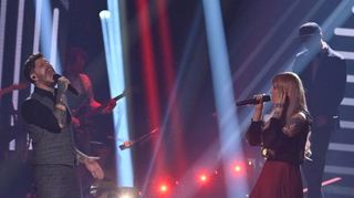 Charlene und Florian Gallant singen ihren Song „Above and Beyond“ zusammen mit ihrem Coach Mark Forster (im Hintergrund).