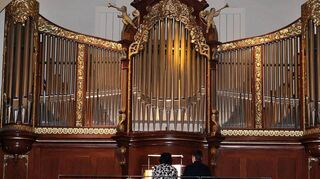 Kantor Samuel Cho Sung an seinem Instrument, der Orgel in der evangelischen Kirche der Rennstadt.