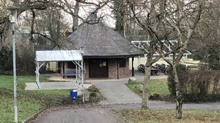 Plankstadt erhöht die Gebühren für die Vermietung der Grillhütte an Privatpersonen und Vereine, die öffentliche Veranstaltungen planen. Für interne Feiern bleiben die Kosten gleich, Schulen und Kindergärten zahlen unterdessen nur noch 50 Euro.