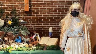 Christkind vor der Krippe: Lara Rembert besucht den Gottesdienst der evangelisch-methodistischen Gemeinde.