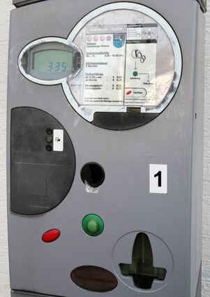 Mehr als 150 zusätzliche Parkplätze in Hockenheim – hier der Parkscheinautomat in der Heidelberger Straße – kosten in Zukunft Gebühren.