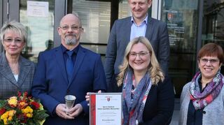 Bürgermeisterin Patricia Rebmann (2. v. r.) überreicht im Beisein von Hauptamtsleiter Michael Seip (o.) und der SPD-Fraktionsvorsitzenden Renate Schmidt (r.) den Ehrenbecher der Stadt Eppelheim an den scheidenden SPD-Stadtrat Hans-Günther Büssecker. Seine Ehefrau Gerlinde (l.) freut sich über Blumen.