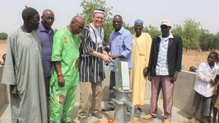 Die persönlichen Begegnungen mit dem westafrikanischen Dourtenga sind eher selten – hier ist dennoch Bürgermeister Dr. Ralf Göck zu Gast in Afrika.