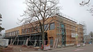 Noch ist ungewiss, wann es auf der Baustelle der Kultur- und Sporthalle in der Kornstraße weitergeht – die Materialknappheit bremst den Bau aus. Dennoch, für das kommende Haushaltsjahr ist es, neben der Erweiterung des Hauses der Feuerwehr, das größte Projekt der Gemeinde.