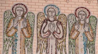 Rechts und links des Altarraums der Schutzengelkirche finden sich diese Darstellun-gen der geflügelten Himmelsboten.