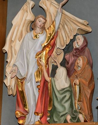 „Fürchtet euch nicht“, sagt der Engel im Hochaltar der Schutz-engelkirche den Frauen an Jesus’ leerem Grab.
