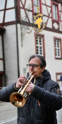 Fachbereichsleiter Christian Engel spielt vor dem Restaurant „Güldener Engel“ Trompete – eine Leidenschaft, die ihn seit seiner Kindheit begleitet.