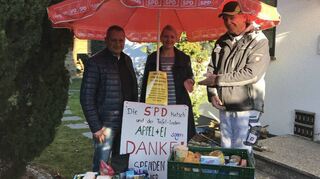 Die Ortsvereinsvorsitzenden Tarek Badr (v. l.) und Sandra Reiff sowie Gemeinderat Michael Rößler vor den Spenden des ersten Tages der Sammlung.