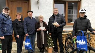 Dieter List vom Rotary Club (v. li.), Mutter Svetlana, Vater Wilhelm und Großmutter Schmidt, Frank Brenner, der Präsident des Rotary Clubs, und Sohn William Schmidt mit seinem neuen Rad.