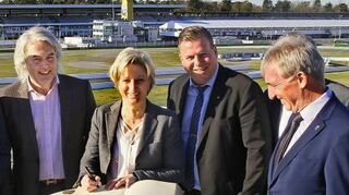 Eintrag ins Goldene Buch: Wirtschaftsministerin Nicole Hoffmeister-Kraut mit Thomas Reister, OB Marcus Zeitler und dem CDU-Abgeordneten Karl Klein.