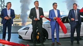 Porsche ist da: Moderator Michael Antwerpes (v. l.), Vertriebsvorstand Detlev von Platen, Deutschland-Chef Alexander Pollich, OB Marcus Zeitler und Thomas Reister.